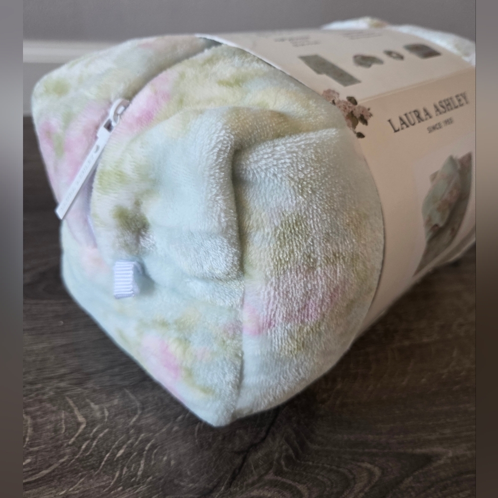 Laura Ashley Floral Plush Travel Set - NEW - Picture 5 of 5